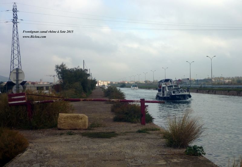 Canal du Rhône à Sète , après Sète e tavant Frontignan dans le fond : Rive Ouest ; ca roule ..