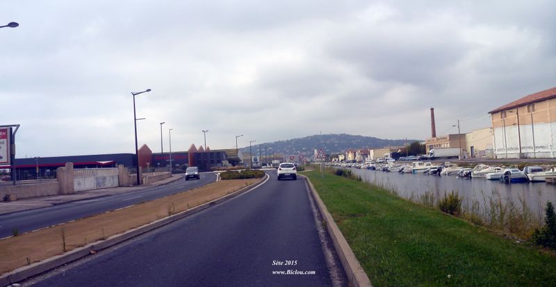 Arrivée à Sète, à gauche le port , à droite le canal de la Peyrade, au fond le Mont Saint Clair