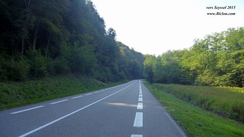 Bandes cyclables sur le D 992 val des Usses en 2015,