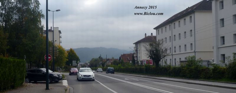 avenue de Brogny, le cycliste se fait coincer ici
