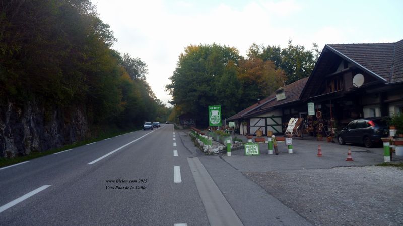 Sur la D 1201 le cycliste n'en mène pas large ici avant le Pont de la Caille.