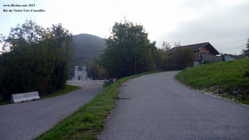 Cyclistes : Pour Cruseilles, laisser la D1201 pour suivre route du Noiret ...