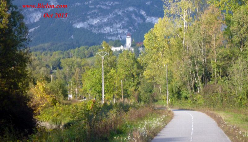 Entrevue du château de Lhuis. depuis la ViaRhôna