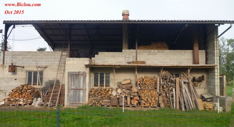 Empilage de bois à Travers