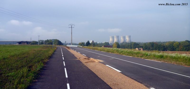 Belle piste cyclable entre Travers et Hieres sur Amby vue en 2015 sur ViaRhôna