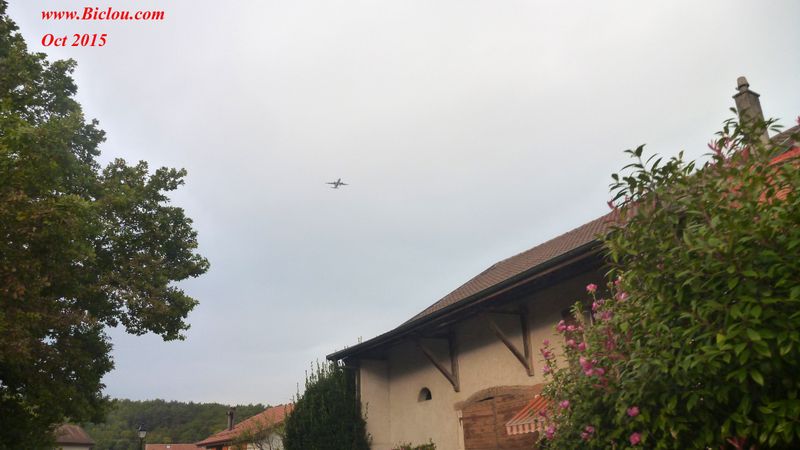 Un avion s'en va un autre s'envole