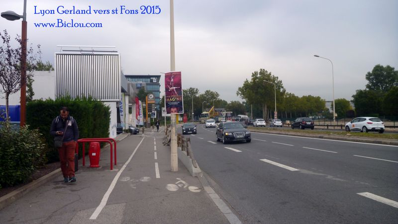 Piste dite cyclable à Saint Fons ; Fonçe alphonse dans le poteau ..
