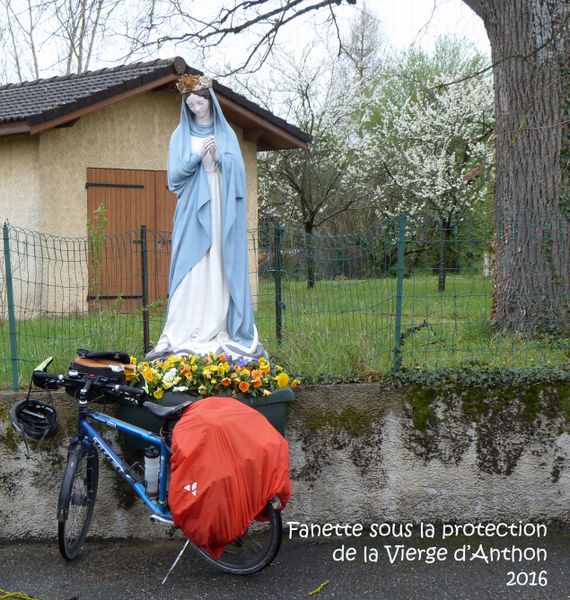 Fanette sous la protection de la Vierge d'Anthon en 2016 pour rallier Lyon par ViaRhôna ..