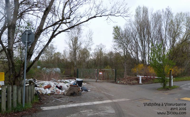 Décidement la connerie humaine est infinie, comme ici à Villeurbanne le long du canal de Jonage