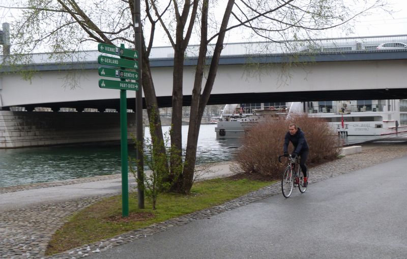 Balisage ViaRhôna sur les quais du Rhône à Lyon, en 2016, mais pas idéalement placé !