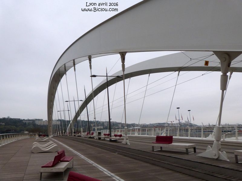 Le Pont Raymond Barre à Lyon , permet de rallier le quartie de la Confluence et le Vieux Lyon à bicyclette