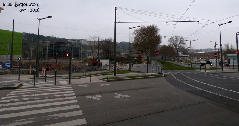 En effet : Il suffit de passer le pont .. et de respecter les sémaphores pour Y arriver 
