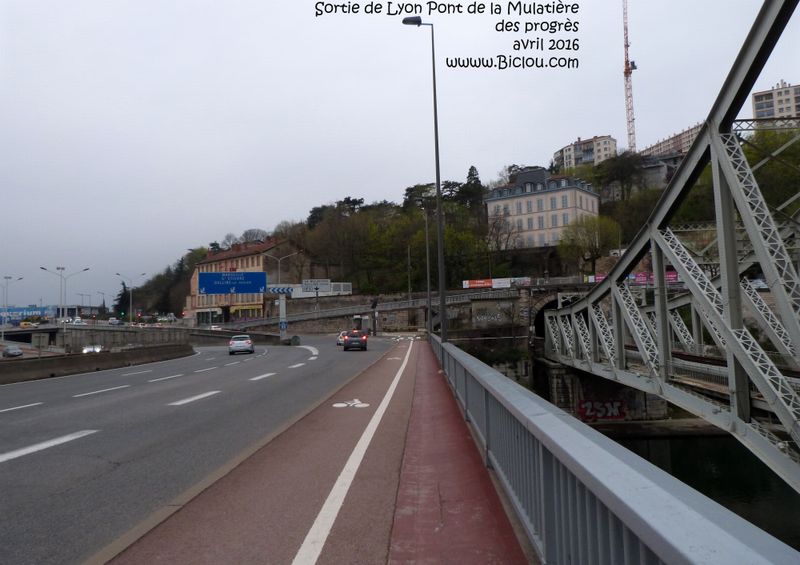 Pour repartir à gauche vers le Sud et ViaRhôna ? , la bande cyclable de 2016 au pont de la Mulatière de Lyon