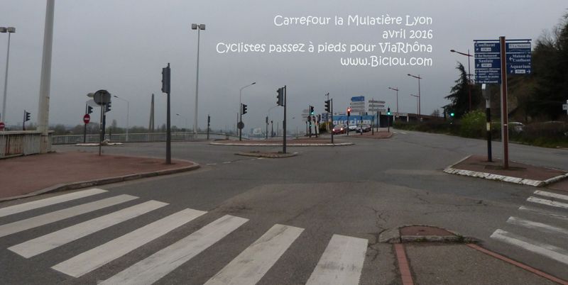 Mais attention ViaRhôna , ce carrefour est très délicat à passer : le conseil du claudio, passer à pied .. sur les zèbres