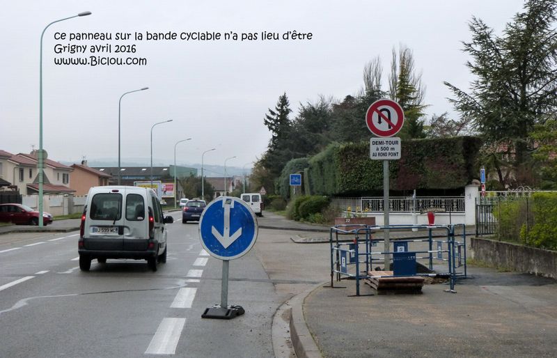 Panneau inutile, dangereux et mal positionné sur bande cyclable ; à Grigny