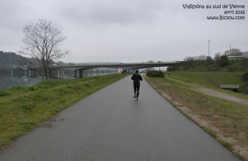 Bel asphalte sur la Voie dite ViaRhôna au sud de Vienne