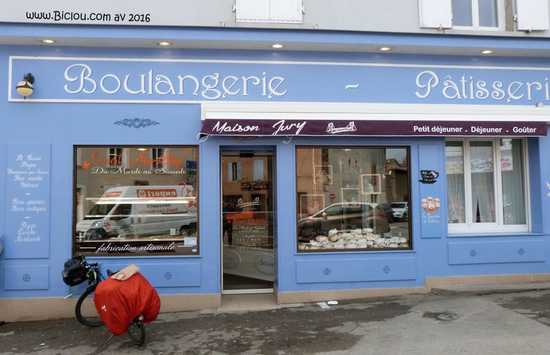 Jolie Boulangerie à Sablons, sur ViaRhôna ( Boulangerie maison Jury )