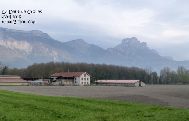 La dent de Crolles vue de la plaine de l'Isère en Grésivaudan et voie verte V63 en 2016