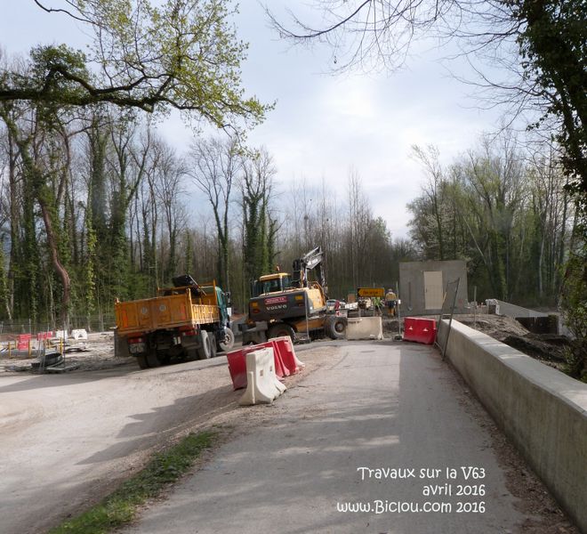 Travaux en aval de Grenoble sur les berges de l'Isère en 2016, les vélos passent ..