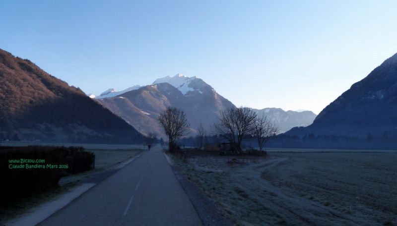 Départ de Faverges vers Ugine , vue sur le Charvin