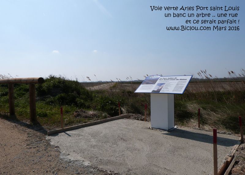 Un des points d'observation le long de la voie verte Arles Port saint Louis..
