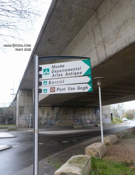 Balisage vélo sous la RN 113 à Arles