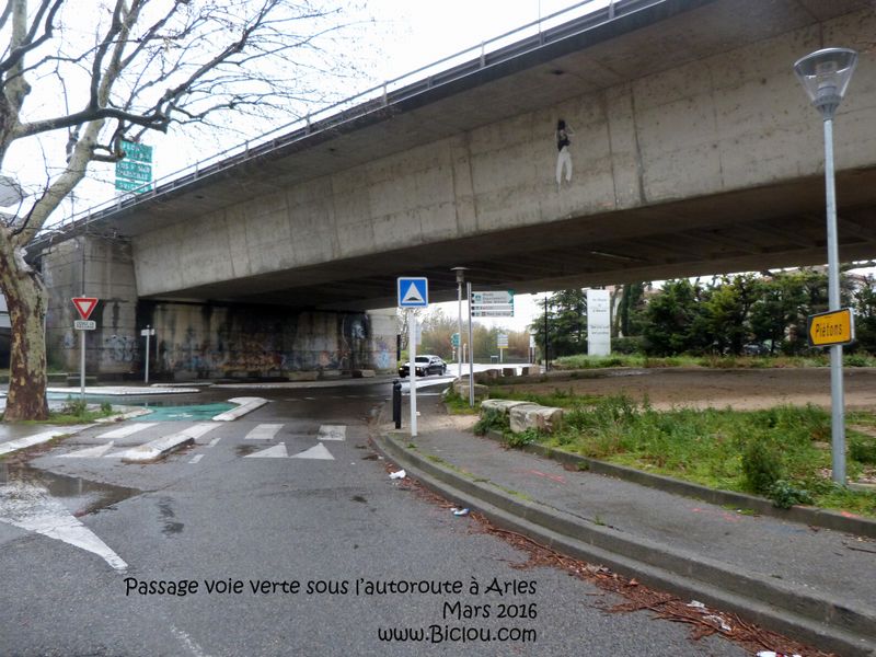 A droite vers pont Van Gogh et le sud