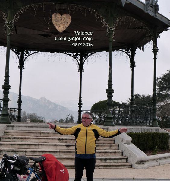 Claudio faisant le Mariol sous le Kiosque de Raymond Peynet à Valence