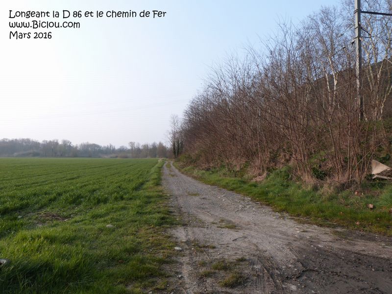 Baix-Cruas sur ViaRhôna : Un chemin permet en effet de longer la voie ferrée et la D86
