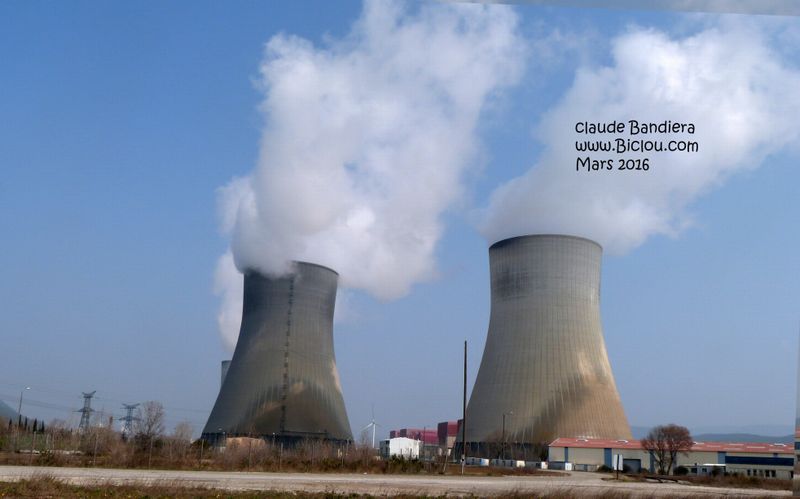 Les fumeroles de vapeur d'eau de La centrale de Cruas en 2016