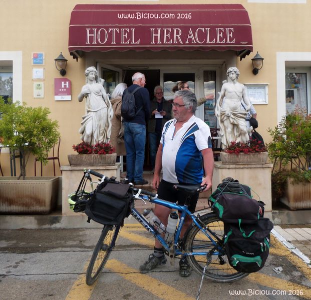 Claudio de la Faverges en partence, devant l'Hôtel Héraclée à Saint Gilles du Gard en 2016