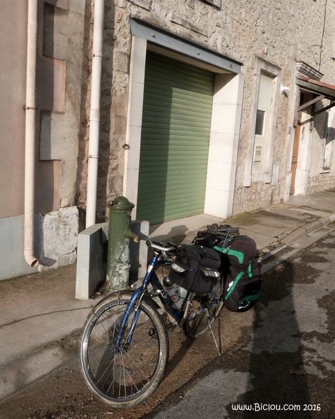 Encore une borne à eau, à saint Gilles celle-ci à deux pas du canal