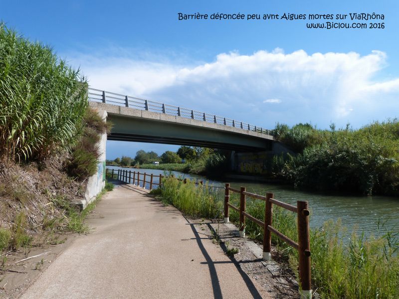 Peu avant Aigues mortes, barrière détruite