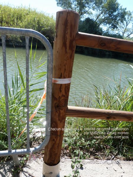 Protection efficace aur ViaRhôna au bord du canal arrivant à Aigues mortes en 2016.