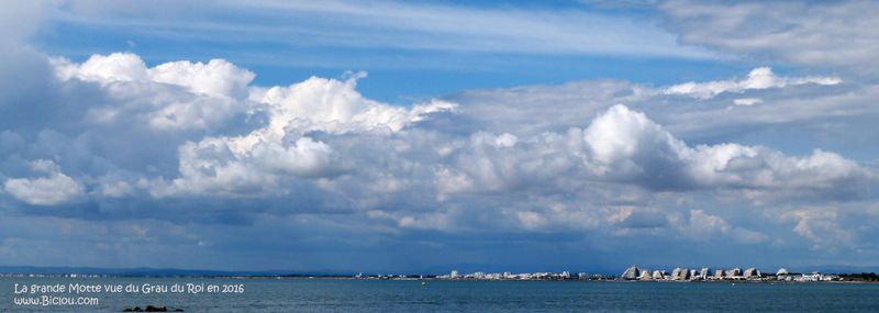 La Grande Motte vue du Grau du Roi en 2016