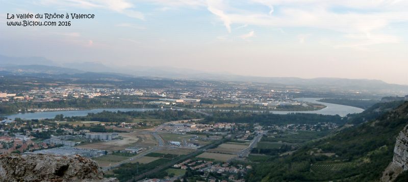 La vallée du Rhône à Valence, vue des ruines du château de Crussol en 2016