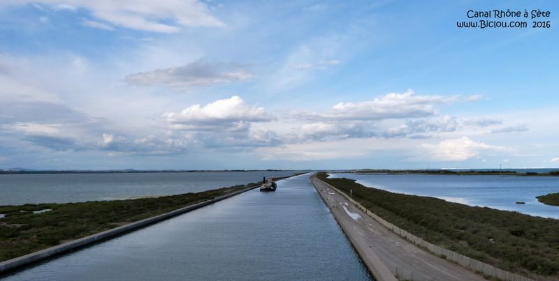 Le chenal du canal de Rhône à Sète vue de Frontignan