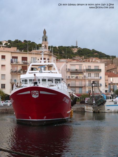 Bâteau en partance du port de Sète en vue du Mont Saint Clair