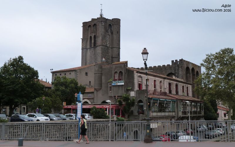 Construite en pierre volcanique, la cathédrale Saint-Étienne d'Agde