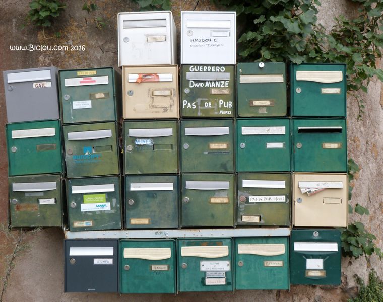 Boites à lettres à Agde, canal du midi