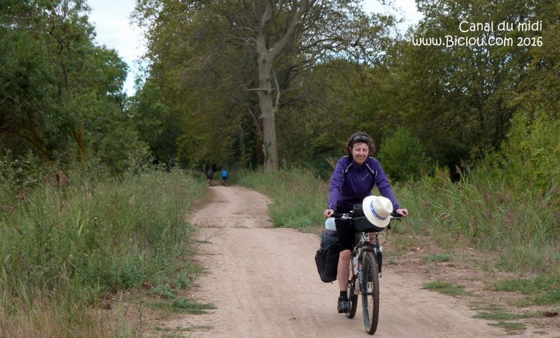 Une sacocharde roulant le long du canal du mdi