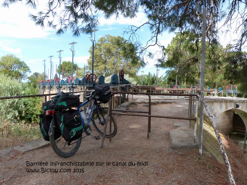 Cyclistes : Impossible de passer ces barrières au niveau du pont canal, sur canal du midi (Agde)