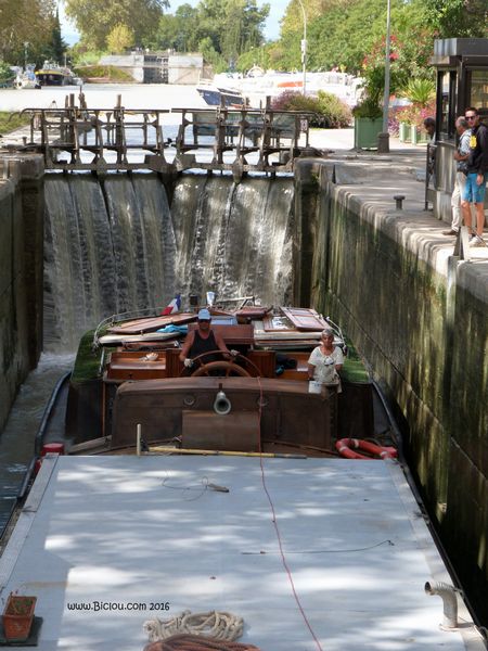 Passage d'écluse sur le canal du Midi, Béziers