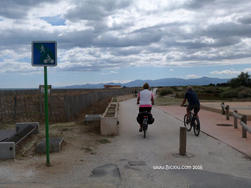 Une piste dite cyclable longe les plages