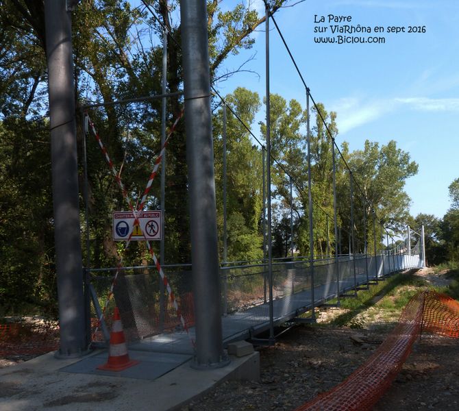 Entrée de la passerelle de la Payre vue en sept 2016