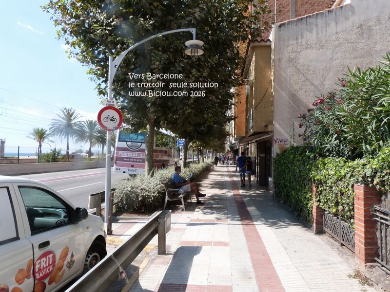 En route vers Barcelone, ici, le trottoir est la seule solution pour passer à vélo