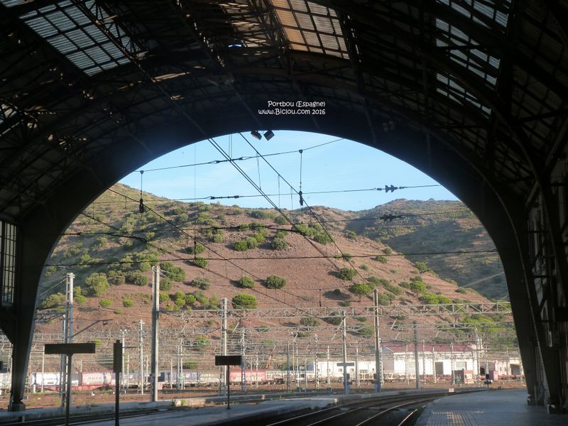 La gare de Portbou et collines
