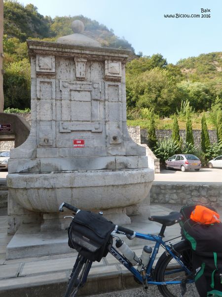 Une fontaine d'eau non potable à Baix, mais ne dites jamais fontaine je ne boirai pas de ton eau ..
