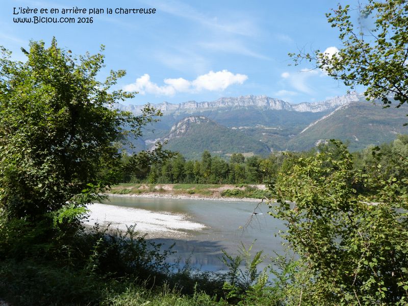 L'isère et la chartreuse en arrière plan sur ViaPreAlpina (véloroute de la vallée de l'isère Grésivaudan)