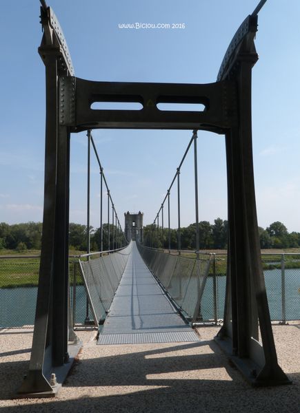 la  fameuse passerelle  de Rochemaure enjambe le rhône
